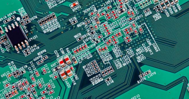 你能在這個復雜的PCB中找到垂直布線嗎？反正我不能
